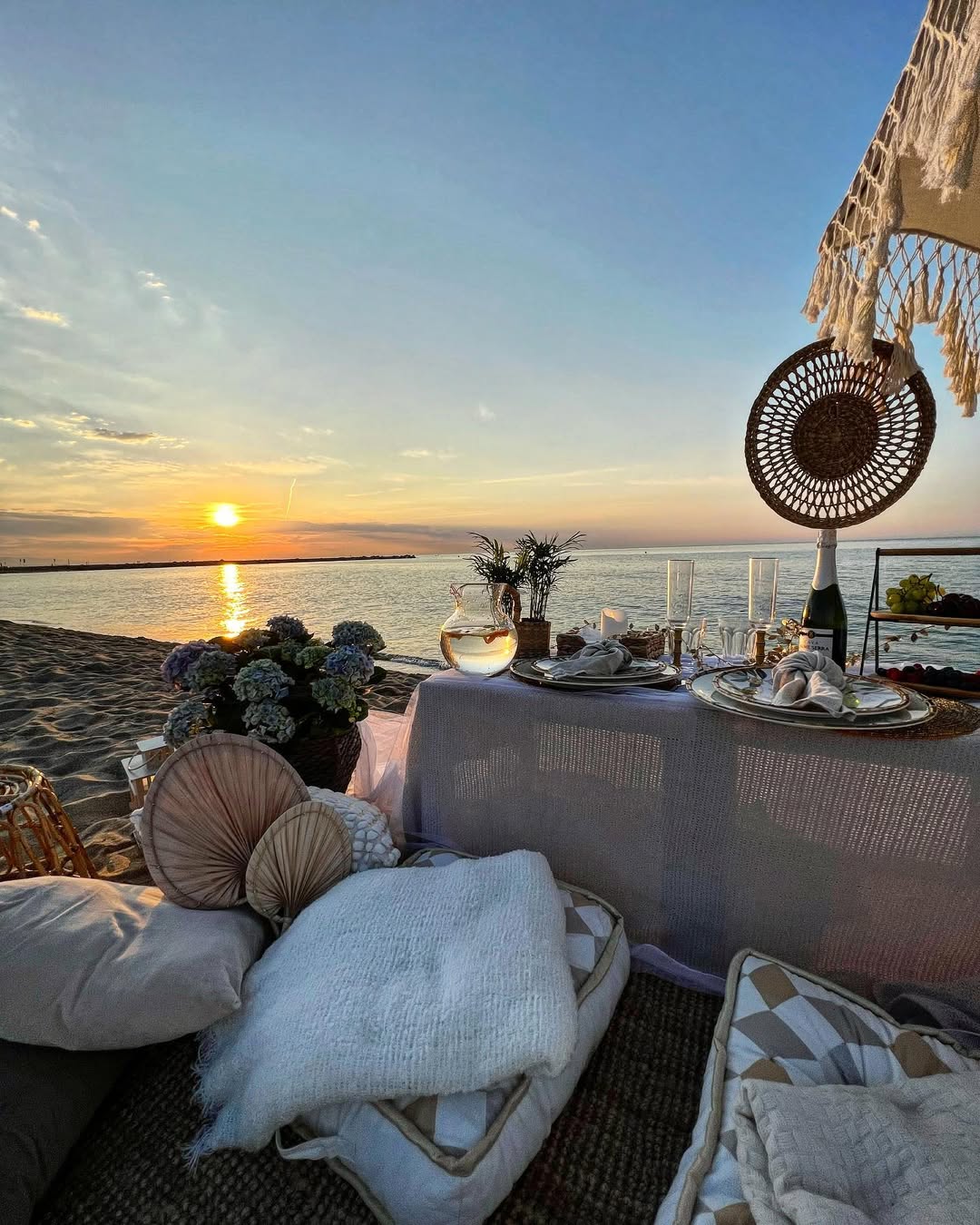 Barcelona: Private Beach Picnic